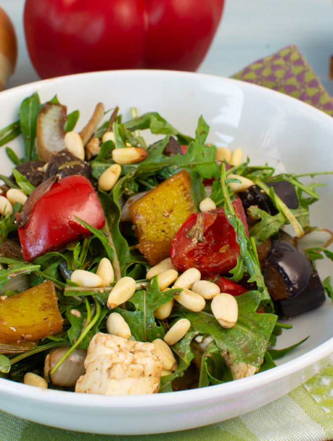 Frischer Salat mit Balsamico-Gemüse