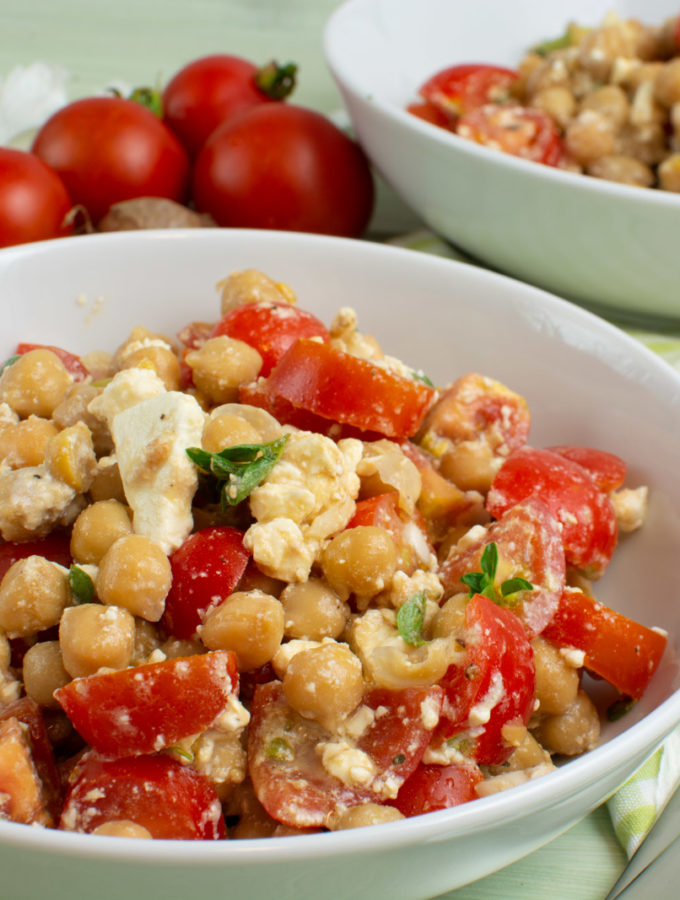 Kichererbsensalat mit Tomaten und Schafskäse