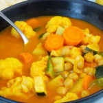 Blumenkohl-Currysuppe mit Kokos und Kichererbsen