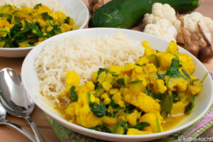 Blumenkohlcurry mit Spinat und Joghurt