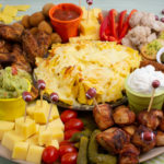 Amerikanisches Fingerfood mit Snacks zum Superbowl - Charcurie Teller - Charcurie Board