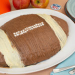 Footballkuchen -Schokoladenkuchen zum Superbowl