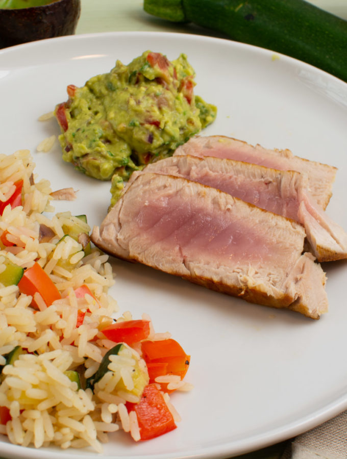 Thunfisch mit Gemüsereis und Guacamole