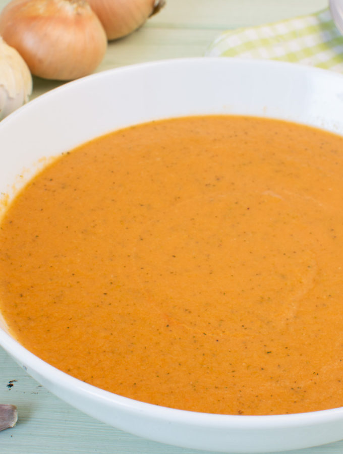 Tomaten-Zucchinisuppe mit Ziegenkäse