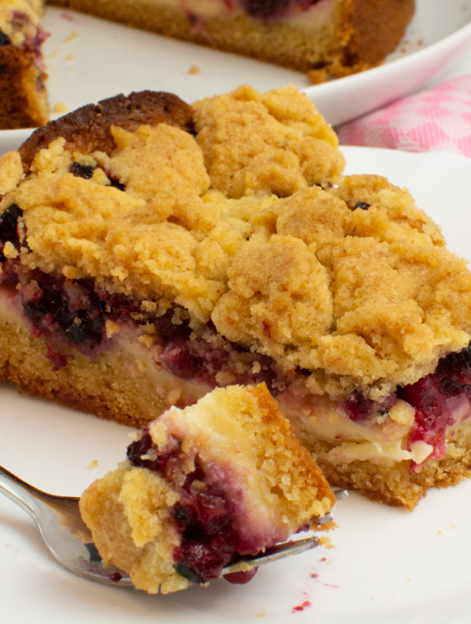 Streuselkuchen mit Pudding und Beeren aus der Springform