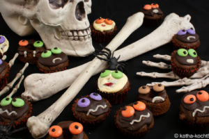 Halloween - Mini-Muffins mit Gruseldeko