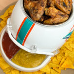 Football Snackhelm mit Chicken Wings und Dips