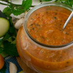 Gebackene Gemüsesauce mit Tomate und Zucchini