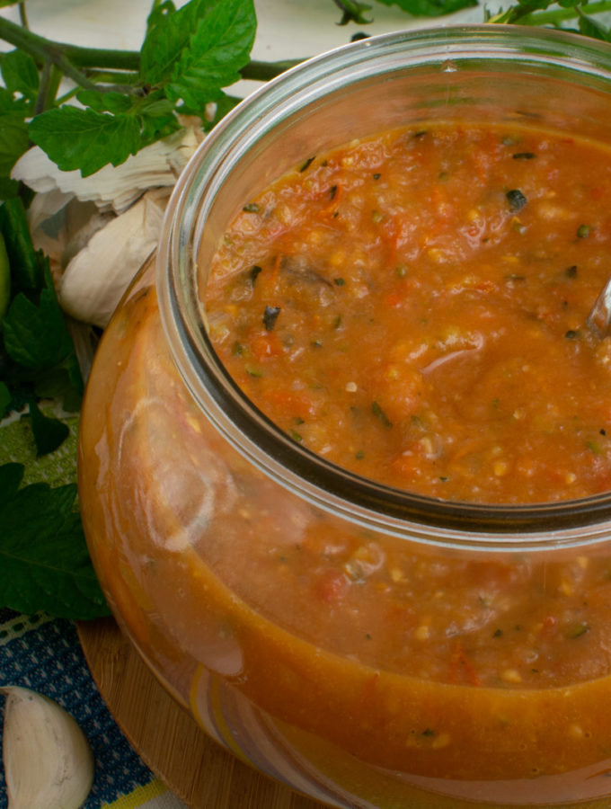 Im Ofen gebackene Gemüsesauce mit Tomate und Zucchini