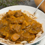 Gulasch mit Malzbier und Butternutkürbis