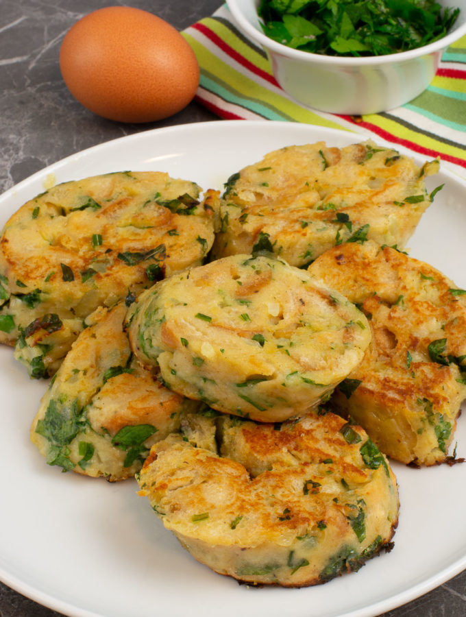 Hausgemachte Serviettenknödel - in Scheiben geschnitten und goldbraun