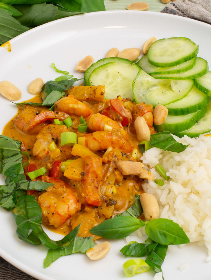 Cremiges Garnelencurry mit Gurkensalat und Reis