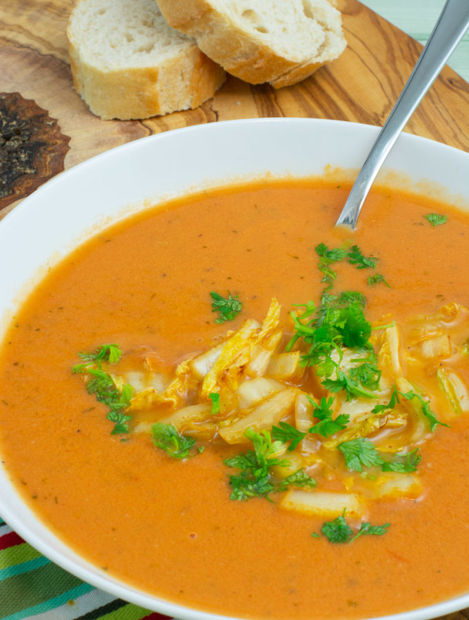 Leichte Tomatensuppe mit Chinakohleinlage und etwas Kerbel