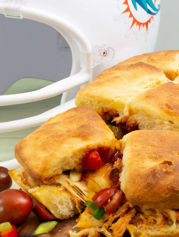 BBQ-Chicken Sliders - Sandwich mit pulled Chicken, Käse und frischen Tomatenwürfeln