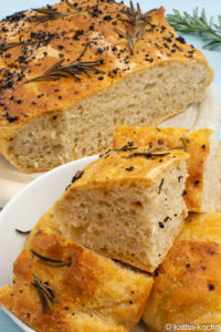 Schnelle Rosmarin-Focaccia in Stücke aufgeschnitten
