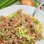 Vollkornpasta mit Zucchini und Speck