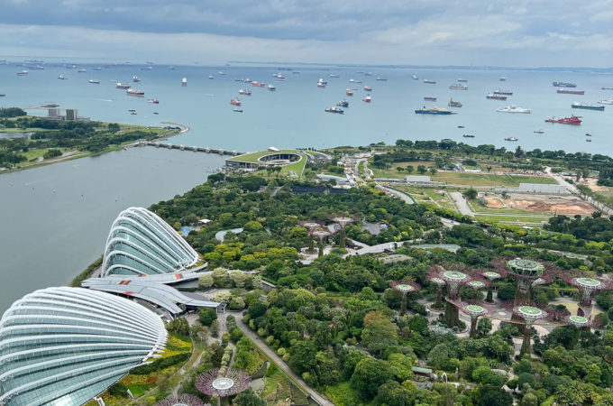 Blick vom Marina Bay Sands Hotel auf die Bucht und den botanischen Garten - Stop Over in Singapur