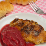 Butterhörnchen im French-Toast Stil mit Erdbeereis