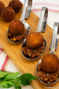 Mozzarellabällchen auf Tomatenpesto Mozzarellabällchen auf Tomatenpesto - auf dem Löffel angerichtet