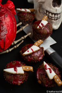 Halloween - Mini-Schokoladenmuffins mit blutigen Messern