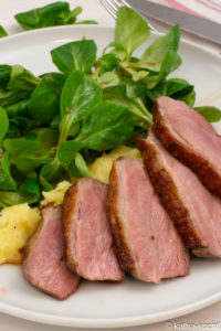 Entenbrust auf Kartoffel-Pastinakenpüree mit Feldsalat
