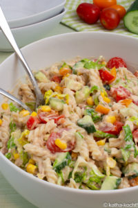 Leichter Thunfisch-Nudelsalat mit viel grünem Salat und Tomaten