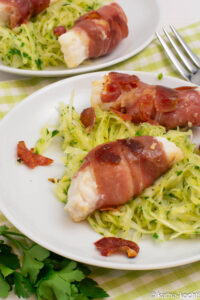 Kabeljau im Schinkenband auf Krautsalat Kabeljau im Schinkenband auf Krautsalat