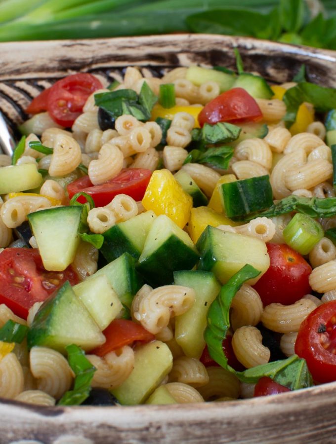 Bunter Mini-Muschelnudelsalat / bunter Mini-Nudelsalat mit Sommerdinkel Hörnchen