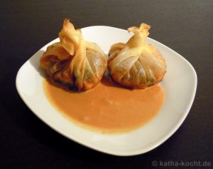 Frühlingsrollen-Beutelchen mit Lachs