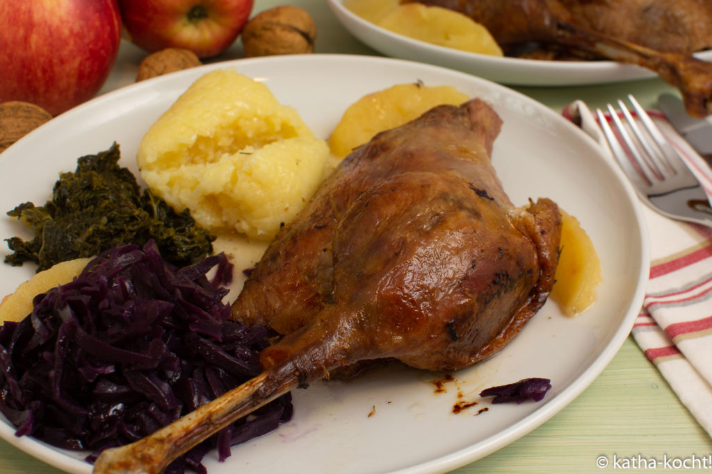 Gänsebraten mit Rotkohl und Klössen