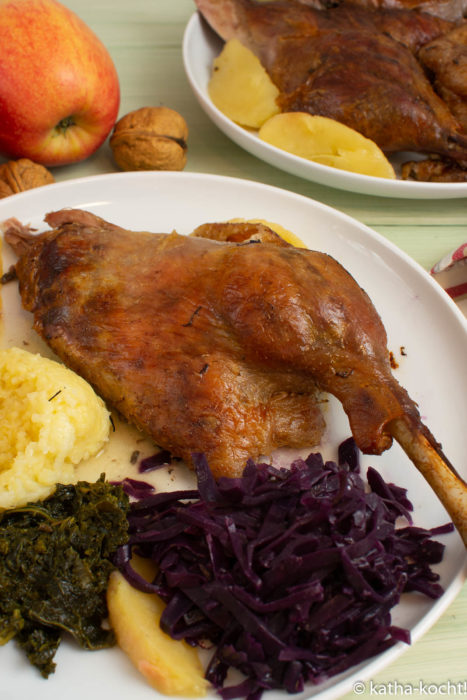 Gänsebraten mit Rotkohl und Klössen