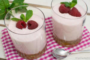 Himbeercreme auf betrunkenen Keksen