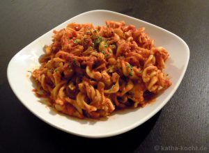 Hähnchen und Austernpilze in Tomatensauce mit Nudeln
