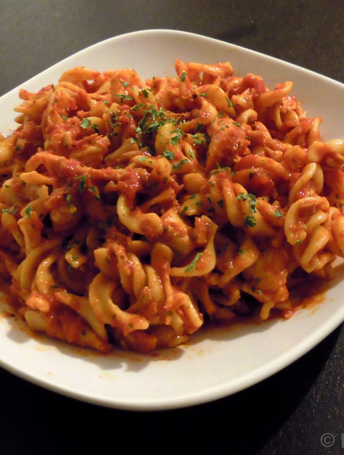 Hähnchen und Austernpilze in Tomatensauce mit Nudeln