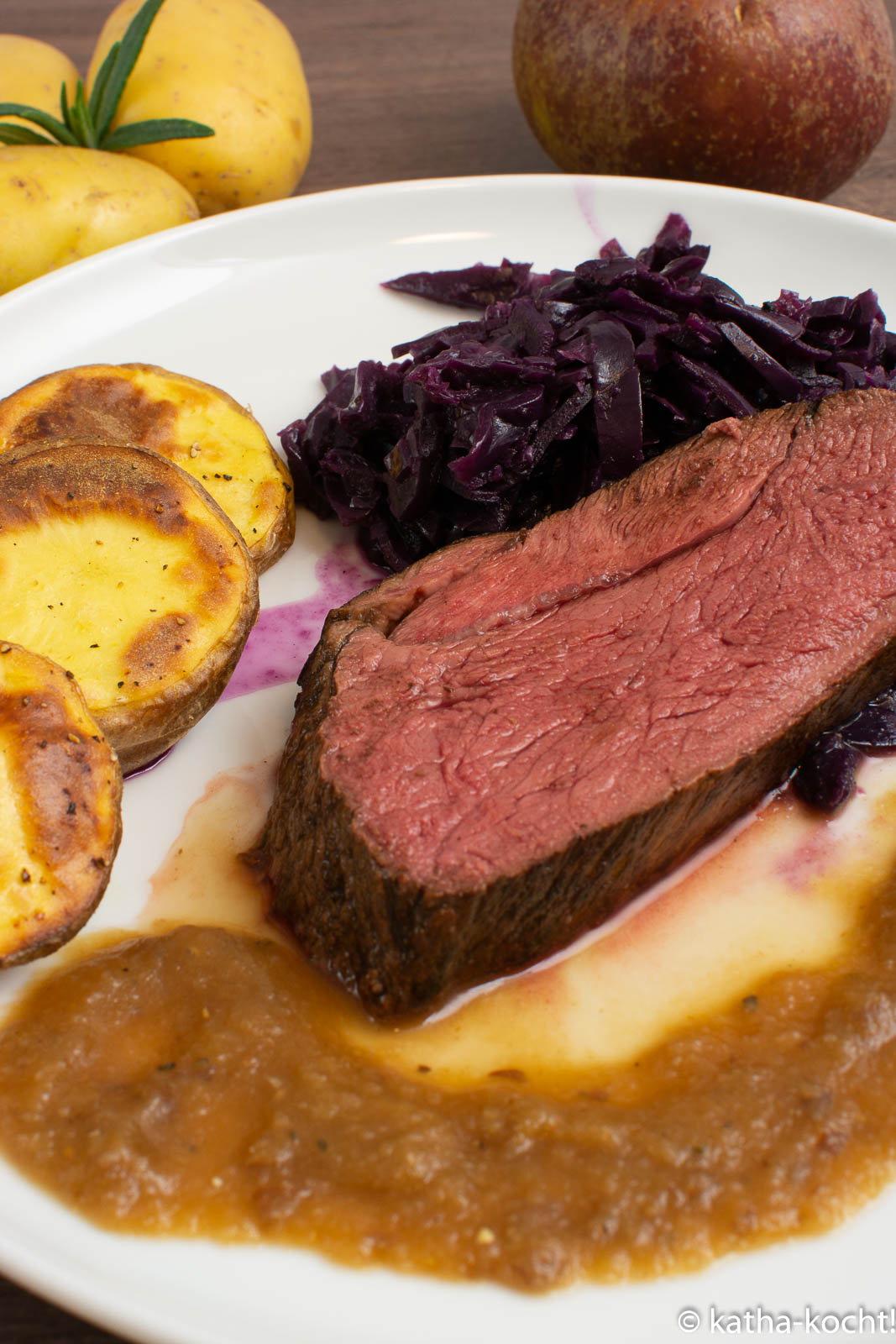 Rehbraten in Rotwein mit halben Backkartoffeln und Rotkohl - Katha-kocht!