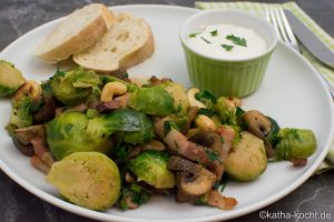 Rosenkohlpfanne mit Speck und Pilzen