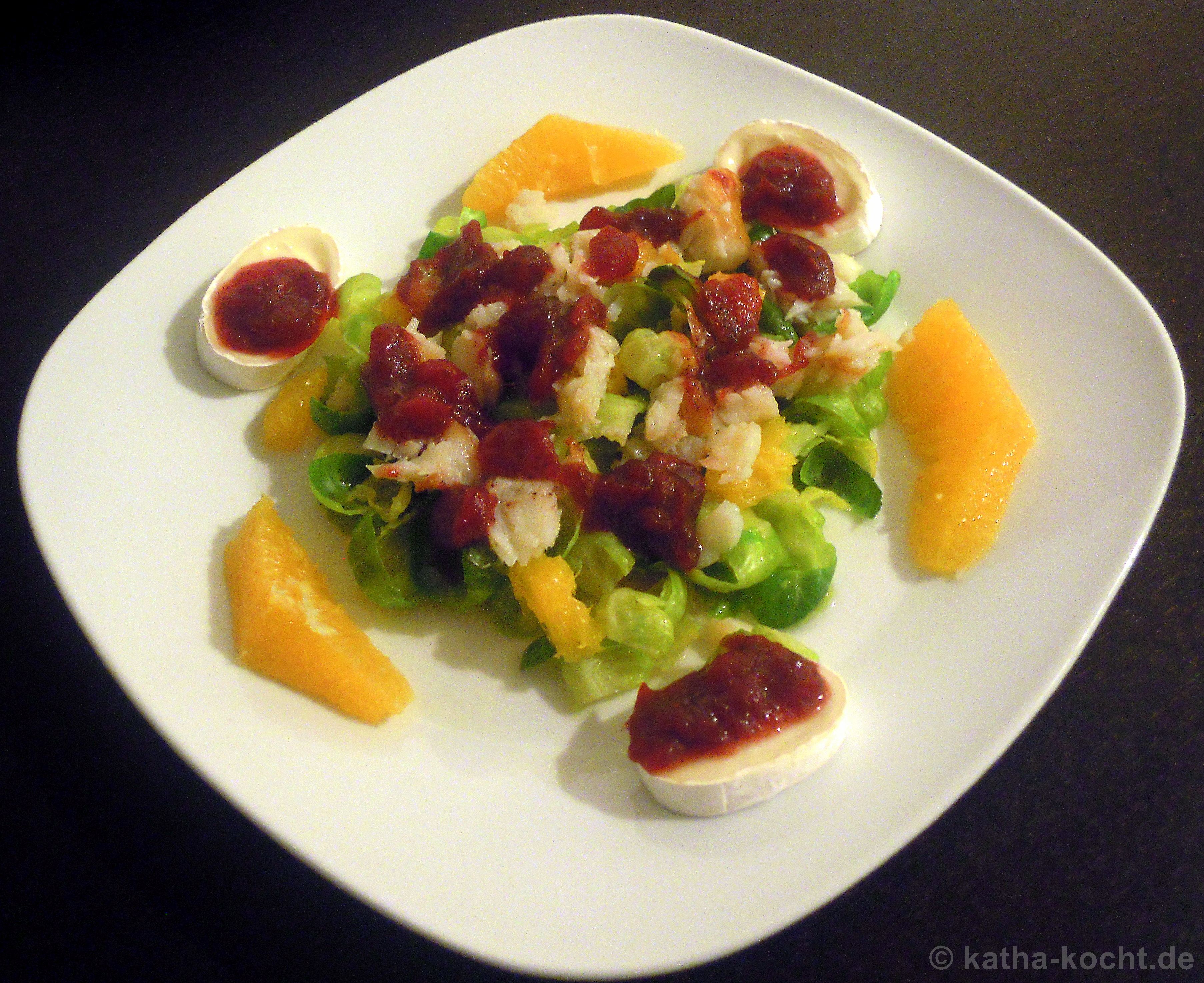 Rosenkohlsalat mit geräuchertem Heilbutt und Cranberrydressing