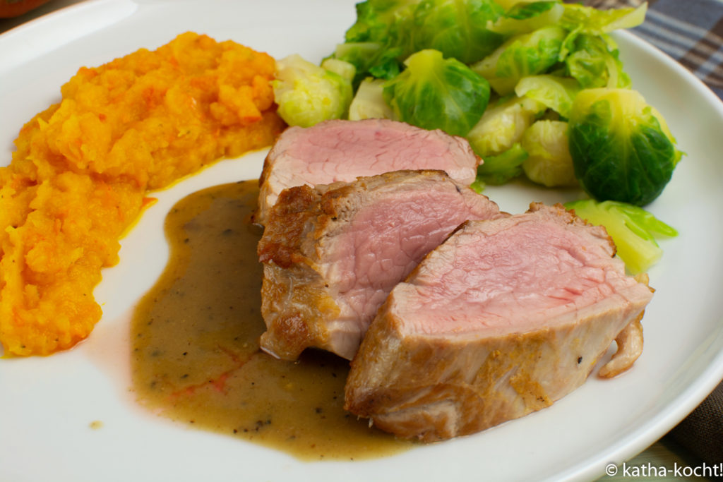 Schweinefilet mit Kürbispüree und Rosenkohl