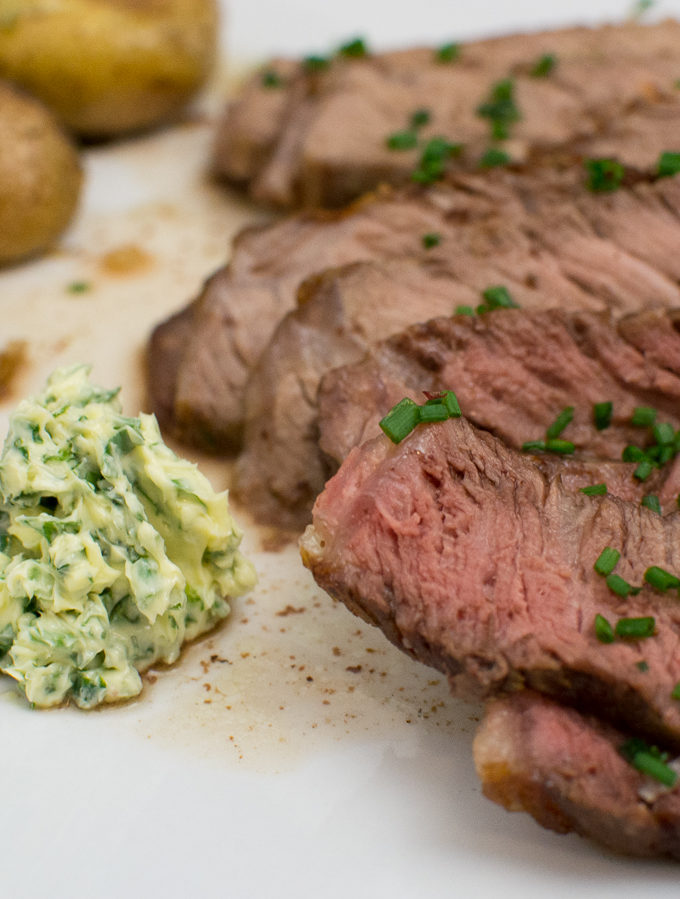 Steak mit Kartoffelspalten