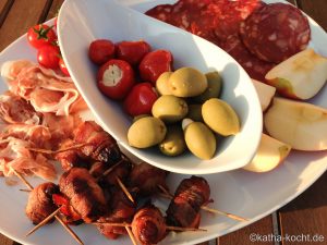 Tapas mit Datteln im Speckmantel