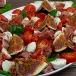 Tomate-Mozzarella Salat mit Feigen und Serrano Schinken