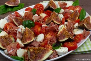 Tomate-Mozzarella Salat mit Feigen und Serrano Schinken Tomate-Mozzarella Salat mit Feigen und Serranoschinken
