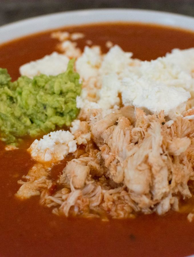 Tomatensuppe mit Hähnchenbrust und Avocado