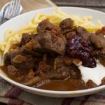 Wildschweingulasch mit Spätzle