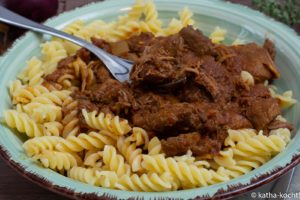 Wildschweingulasch mit afrikanischen Gewürzen Wildschweingulasch mit afrikanischen Gewürzen
