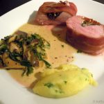 Gefülltes Schweinefilet in Parmaschinken mit Pilzen und Stampfkartoffeln