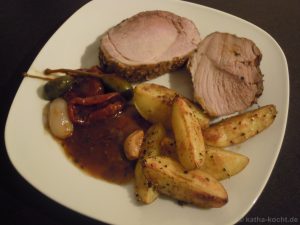 Schweinerollbraten mit Kartoffelspalten