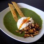 Pilz-Spinat Suppe mit pochiertem Ei und Brotsticks