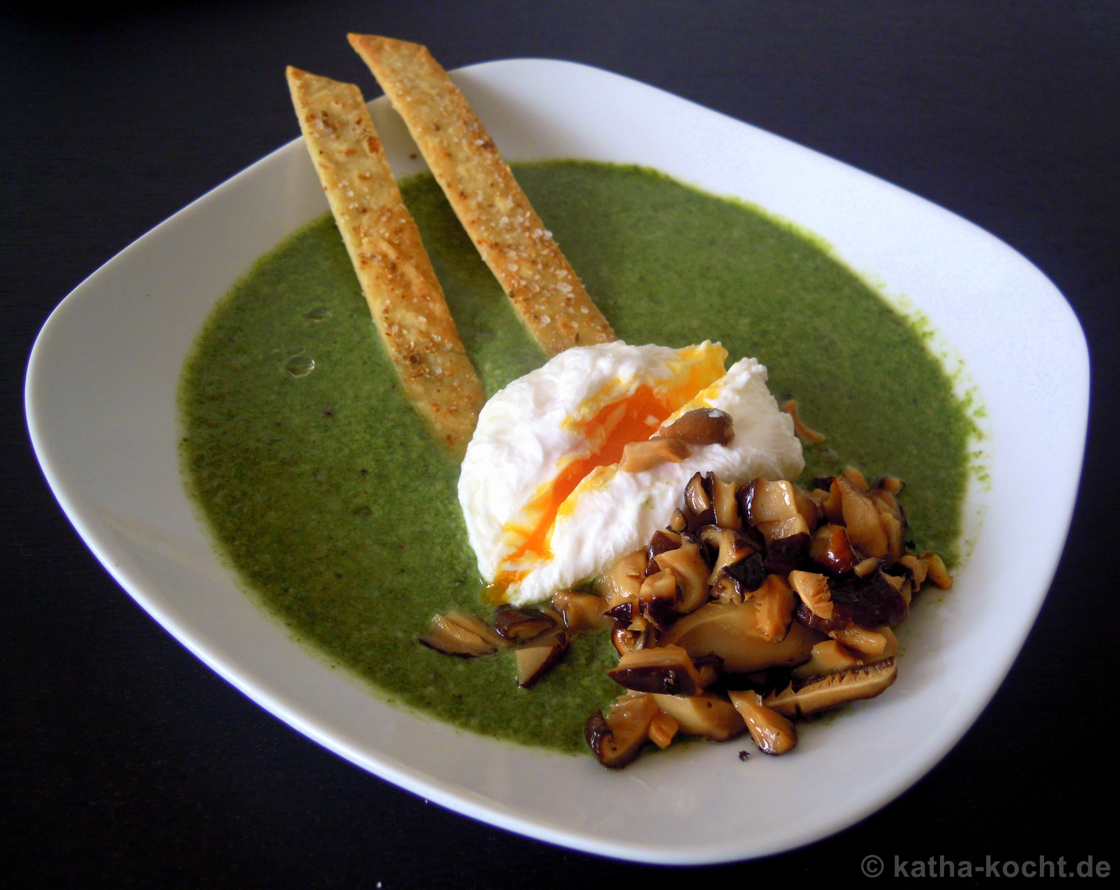Pilz-Spinat Suppe mit pochiertem Ei und Brotsticks