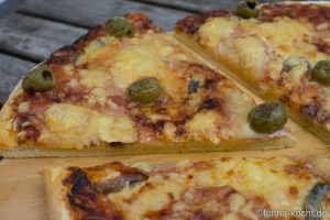 Salami Pizza mit Sardellen